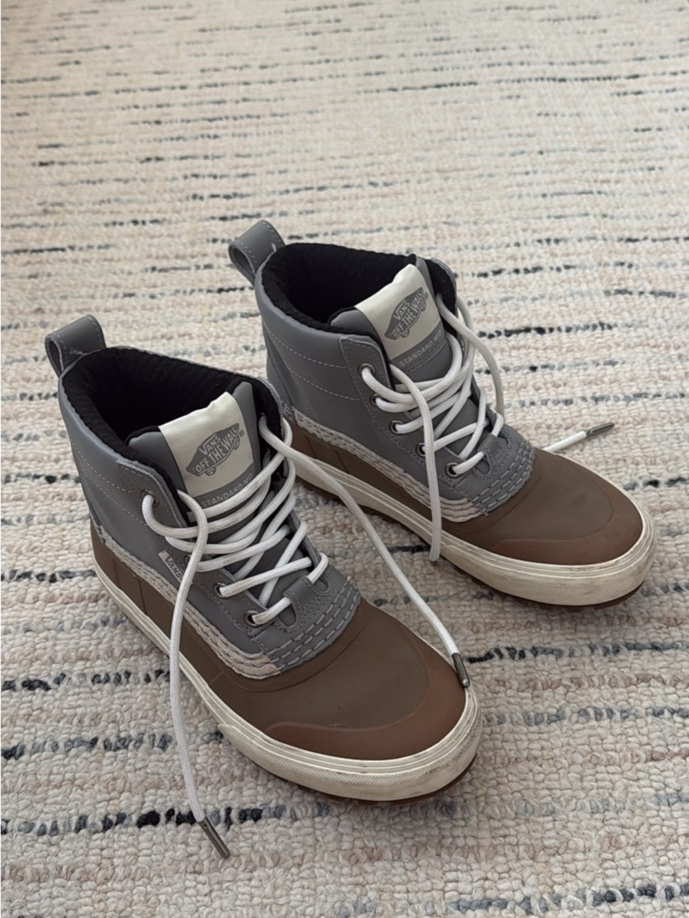 Vans Mid MTE Waterproof Winter/Snow Boots Gray/ White/Gum size 6/ 7.5